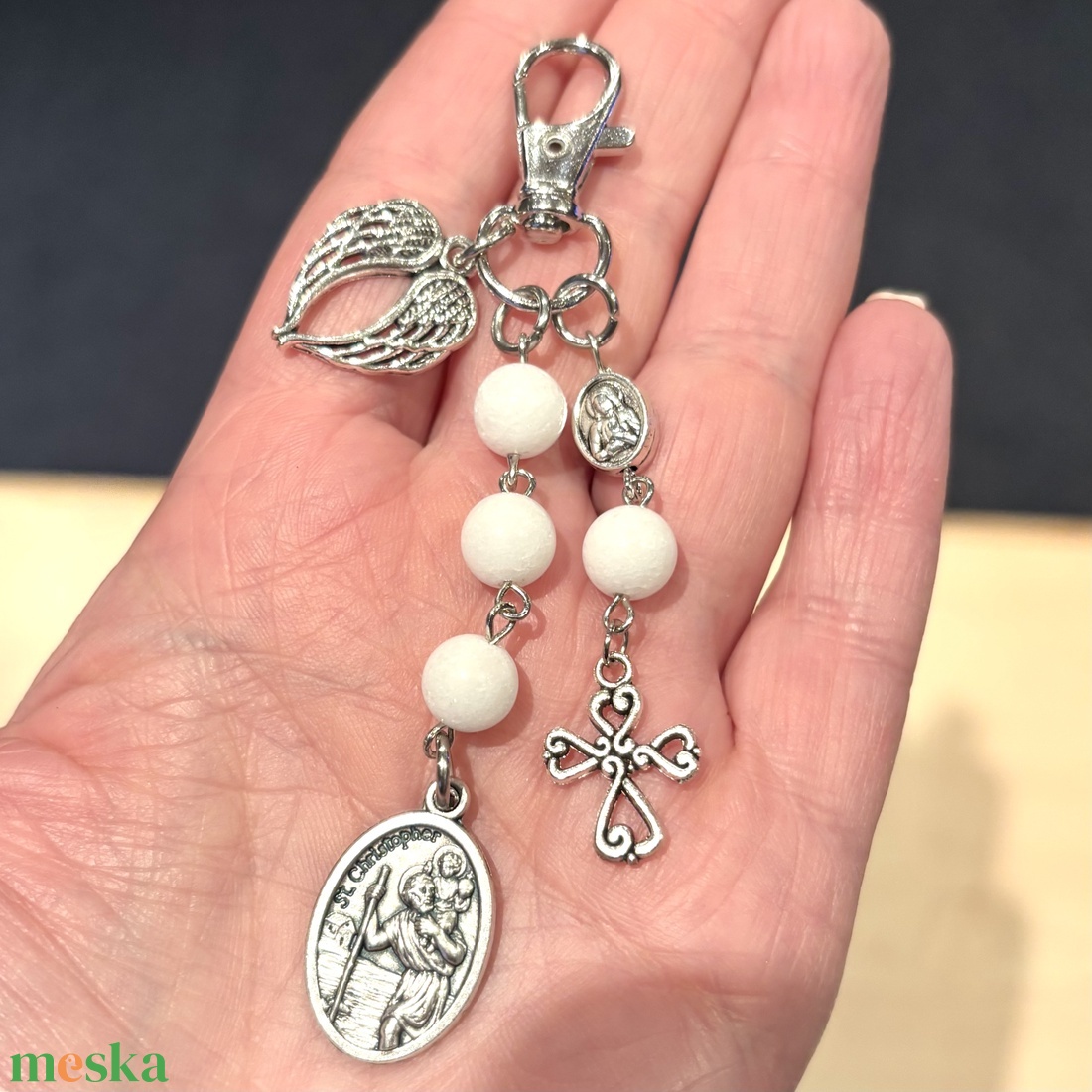 Szent Kristóf védelmező amulett kulcstartó táskadísz fehér tejkvarc hókvarc ásványgyöngyökből - táska & tok - kulcstartó & táskadísz - táskadísz - Meska.hu