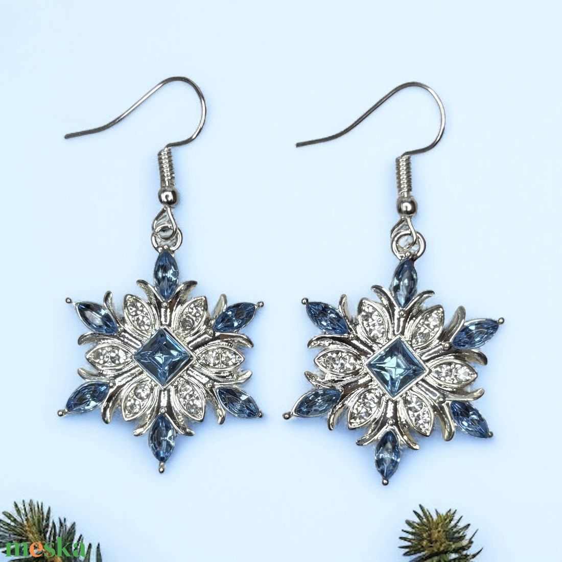 Karácsonyi hópehely kék kristály lógó fülbevaló - ékszer - fülbevaló - lógó fülbevaló - Meska.hu