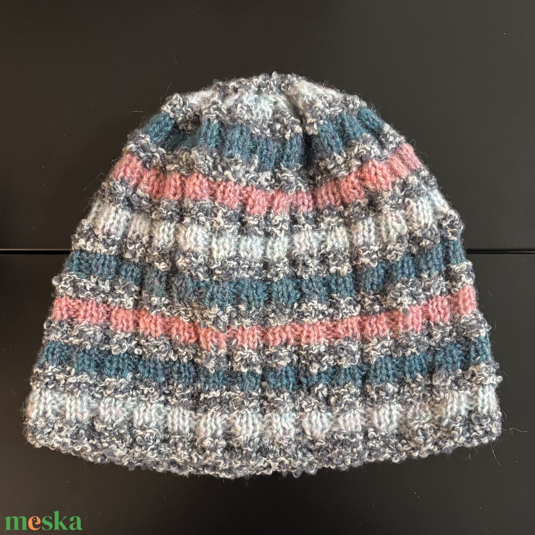 Kézzel kötött csíkos mintás női sapka 5673042 - ruha & divat - sál, sapka, kendő - sapka - Meska.hu