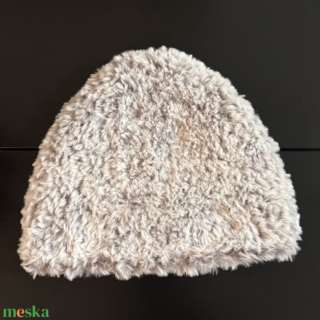Szőrme hatású meleg kötött női sapka tini méret szürkés színekben egyedi darab - ruha & divat - sál, sapka, kendő - sapka - Meska.hu