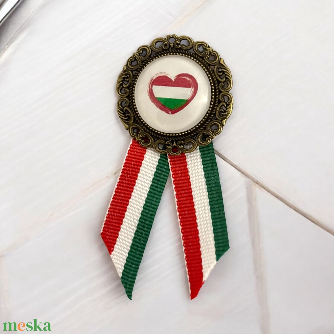 Üveglencsés kokárda március 15 szív 5727033 - ékszer - kitűző és bross - Meska.hu