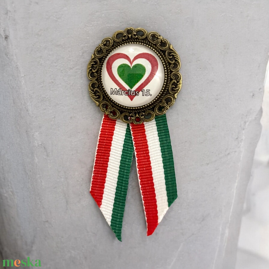 Üveglencsés kokárda március 15 szív felirattal 5632540 - ékszer - kitűző és bross - Meska.hu