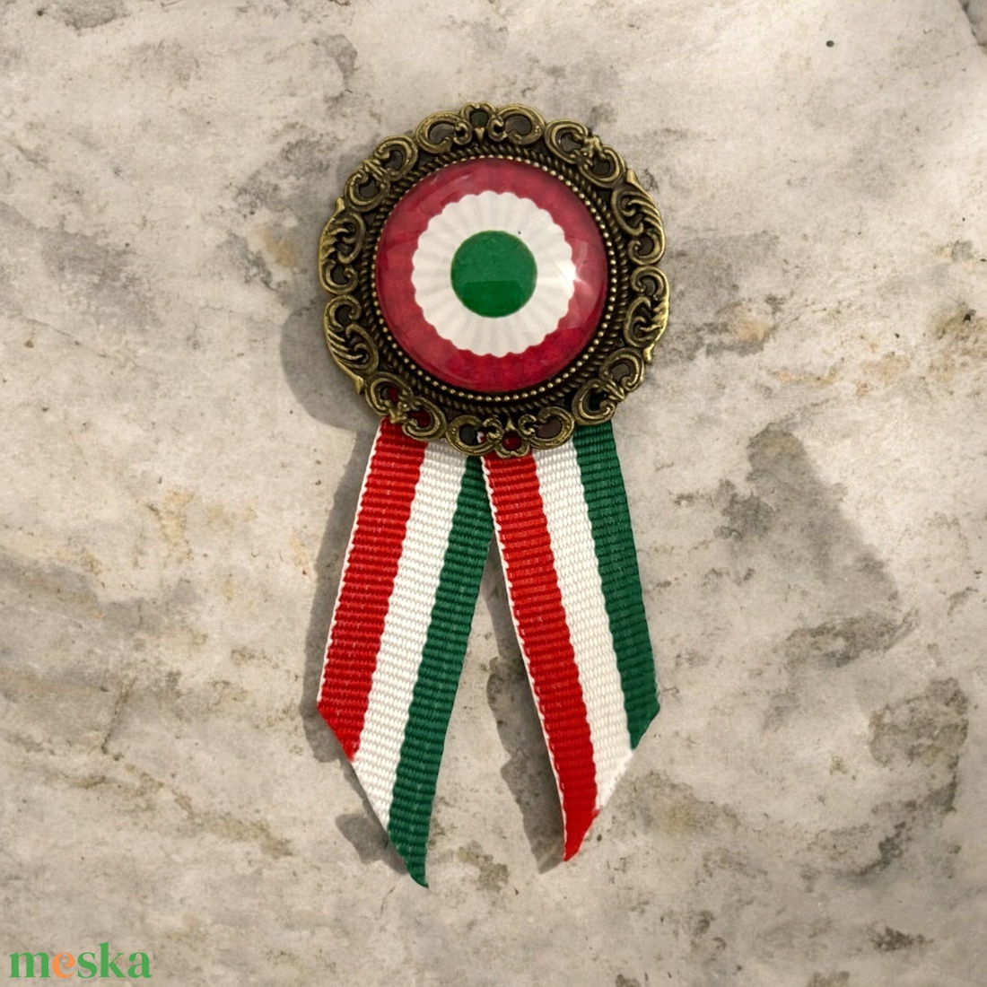 Üveglencsés kokárda március 15 5727035 - ékszer - kitűző és bross - Meska.hu