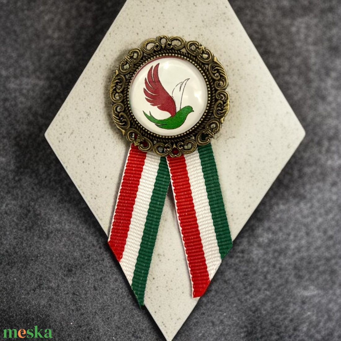 Üveglencsés kokárda március 15 madár szabadság 5727036 - ékszer - kitűző és bross - Meska.hu