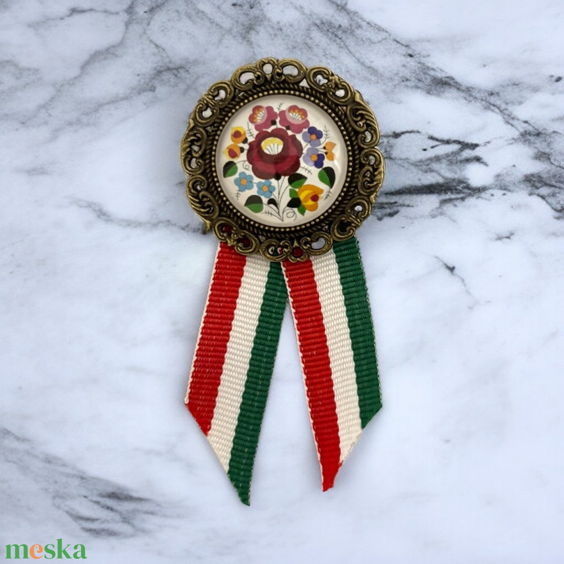 Üveglencsés kokárda kalocsai virág mintás 5727037 - ékszer - kitűző és bross - Meska.hu