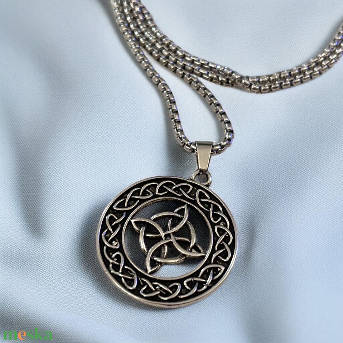 Védelmező Kelta csomó medál nemesacél kapcsos láncon ajándékdobozzal 5726883 - ékszer - nyaklánc - medálos nyaklánc - Meska.hu