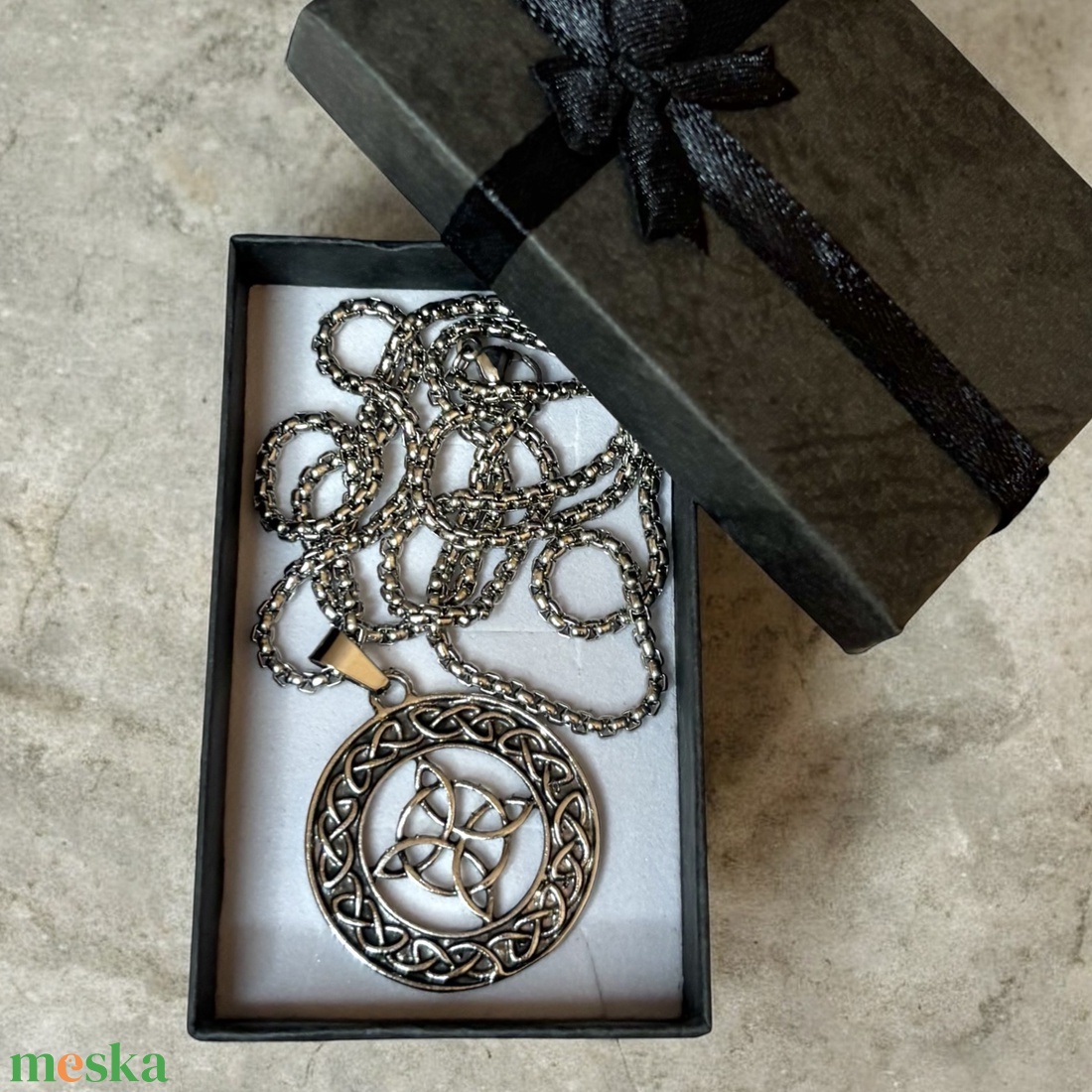 Védelmező Kelta csomó medál nemesacél kapcsos láncon ajándékdobozzal 5726883 - ékszer - nyaklánc - medálos nyaklánc - Meska.hu