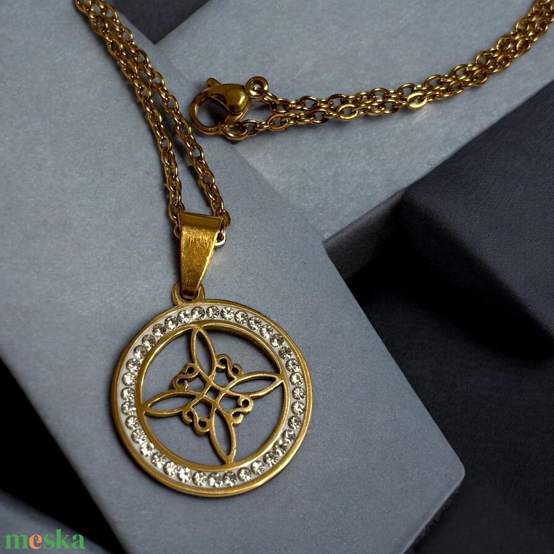 Nemesacél kelta csomó szimbólum cirkónia kristályokkal medálos nyaklánc ajándékdobozzal  - ékszer - nyaklánc - medálos nyaklánc - Meska.hu