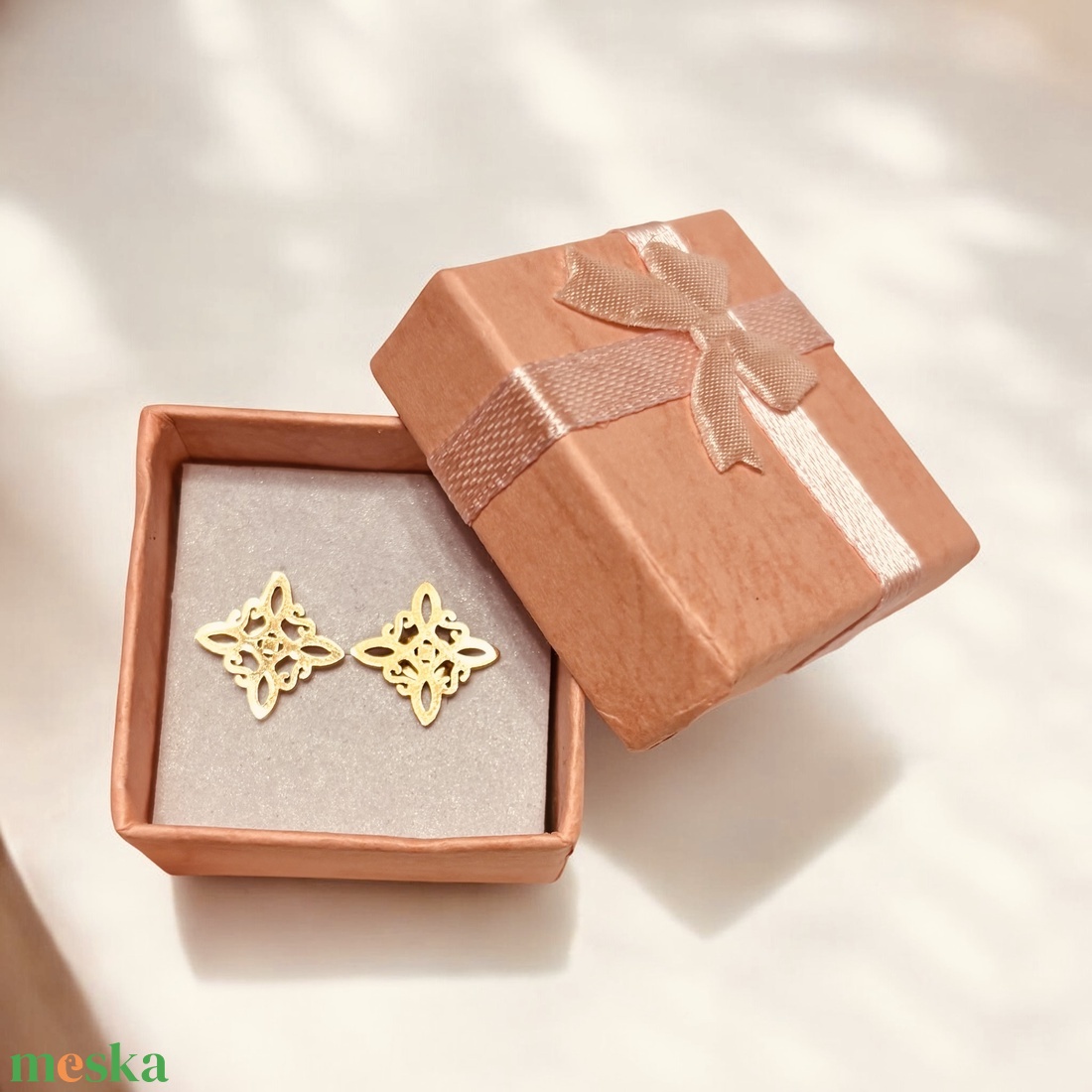 Arany színű nemesacél kelta csomó szimbólum fülbevaló ajándékdobozzal  - ékszer - fülbevaló - pötty fülbevaló - Meska.hu