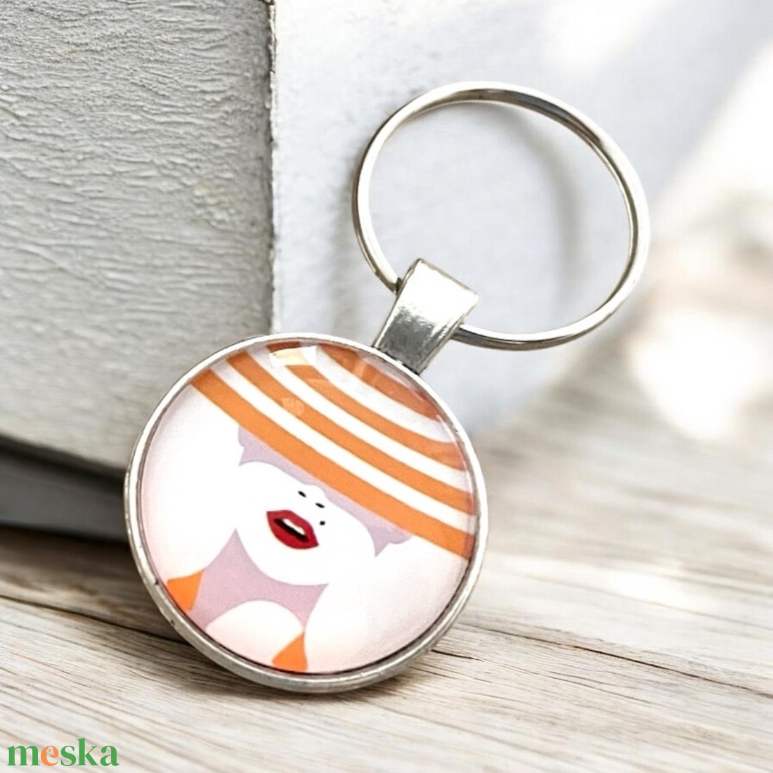 Üveglencsés fém kulcstartó - Retro csajos 1 db elérhető 5727023 - táska & tok - kulcstartó & táskadísz - kulcstartó - Meska.hu