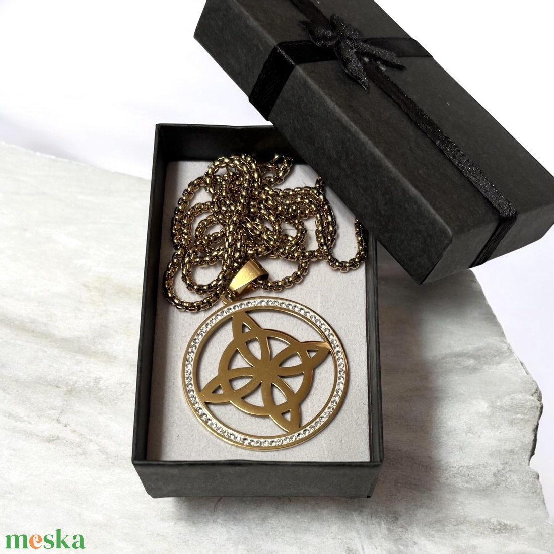 Nemesacél kerek kelta csomó szimbólum cirkónia kristályokkal medálos nyaklánc ajándékdobozzal  - ékszer - nyaklánc - medálos nyaklánc - Meska.hu