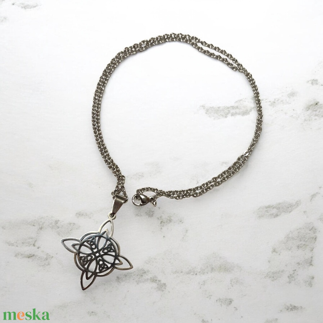 Nemesacél kelta csomó szimbólum medálos nyaklánc ajándékdobozzal ezüstszínű - ékszer - nyaklánc - medálos nyaklánc - Meska.hu