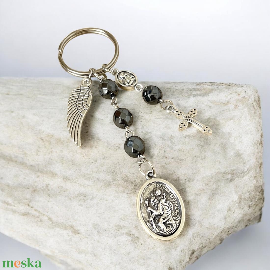 Szent Kristóf védelmező amulett kulcstartó táskadísz fazetált hematit ásványgyöngyökből - táska & tok - kulcstartó & táskadísz - táskadísz - Meska.hu