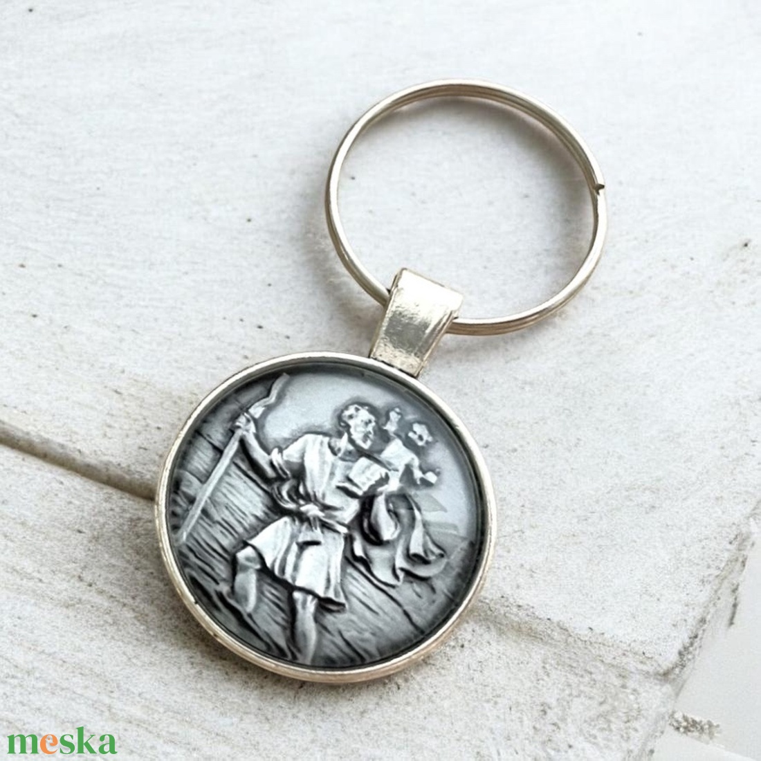 Üveglencsés fém kulcstartó amulett - Szent Kristóf az utazók védőszentje - táska & tok - kulcstartó & táskadísz - kulcstartó - Meska.hu