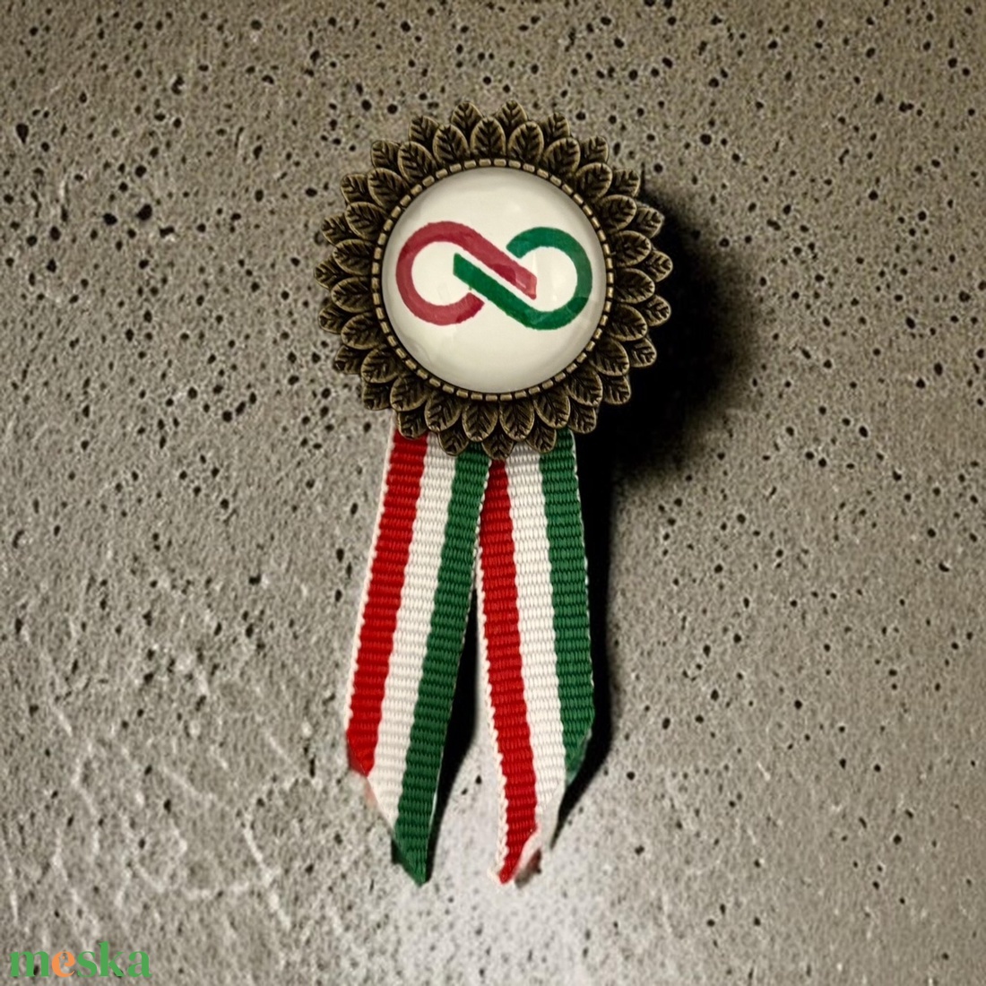 Üveglencsés kokárda március 15 virág bronz nemzeti végtelen jel kisebb méret  - ékszer - kitűző és bross - Meska.hu