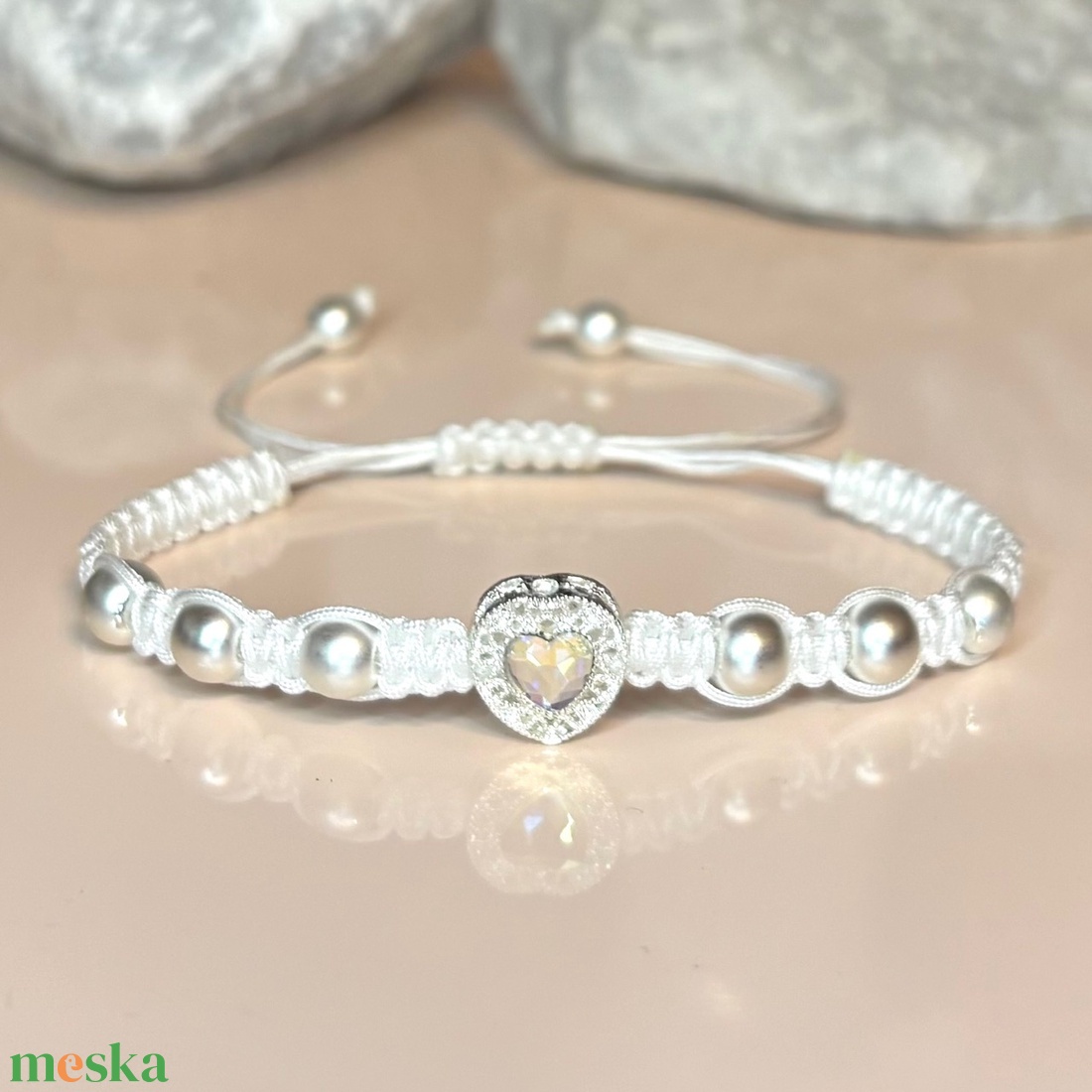 Elegáns szívmedálos csomózott makramé karkötő hematit ásványgyöngyökkel fehér - ékszer - karkötő - ásványkarkötő - Meska.hu