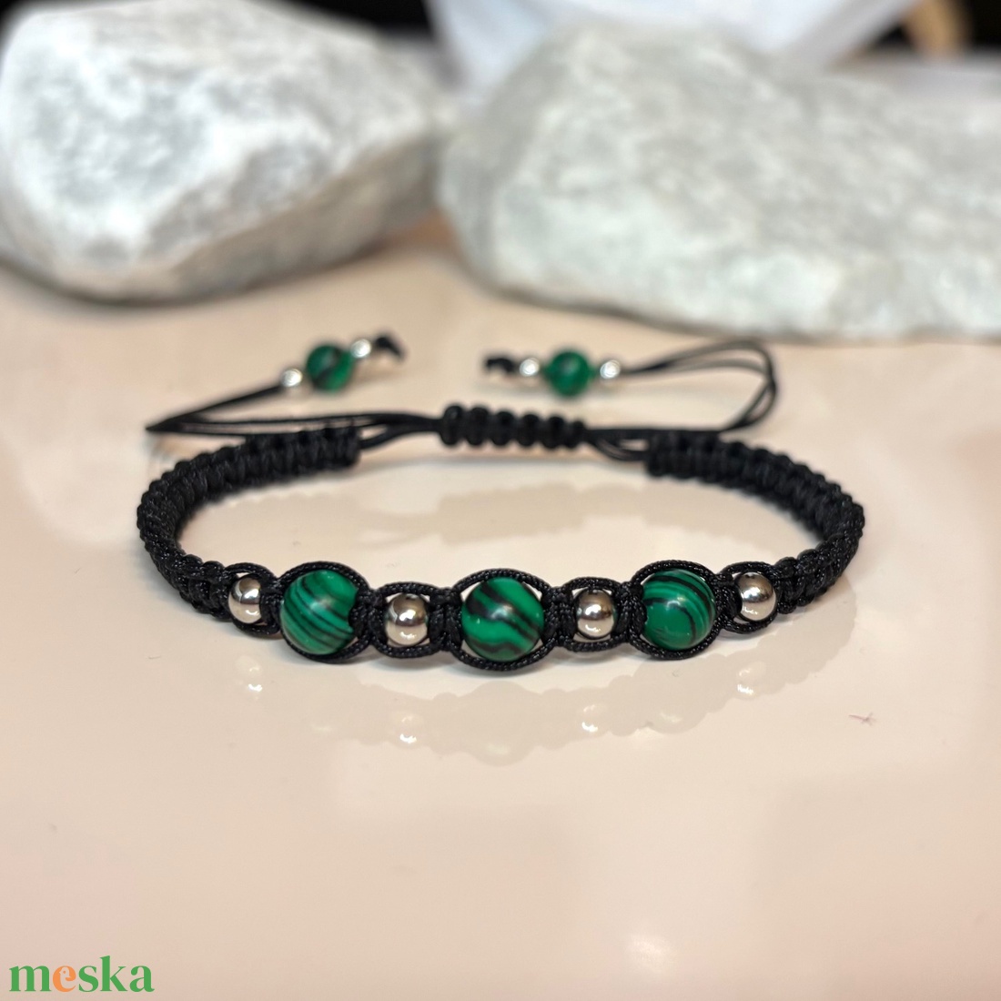 Csomózott makramé állítható méretű karkötő malachit és nemesacél gyöngyökkel - ékszer - karkötő - ásványkarkötő - Meska.hu