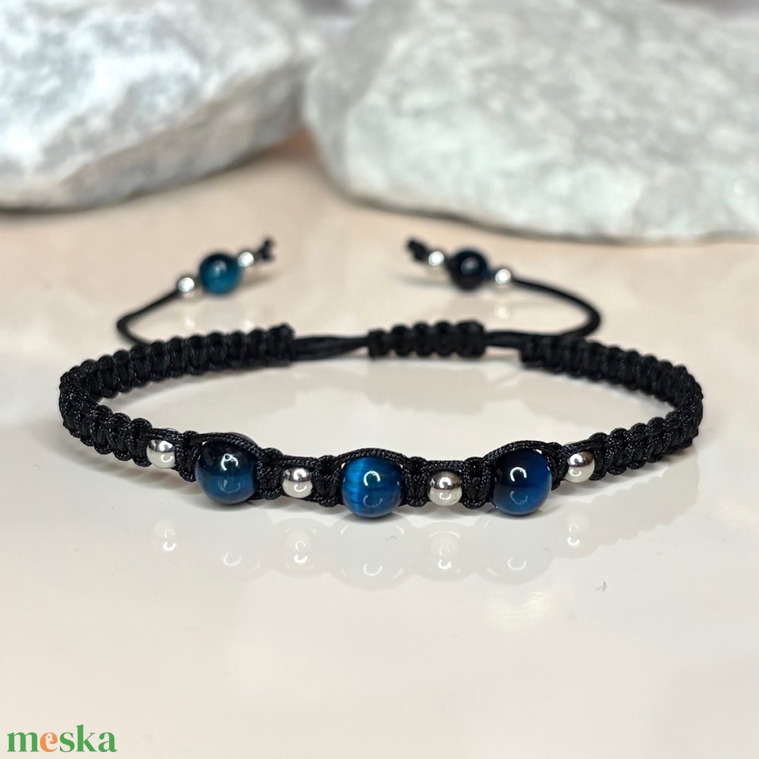 Csomózott makramé állítható méretű karkötő kék tigrisszem és nemesacél gyöngyökkel - ékszer - karkötő - ásványkarkötő - Meska.hu