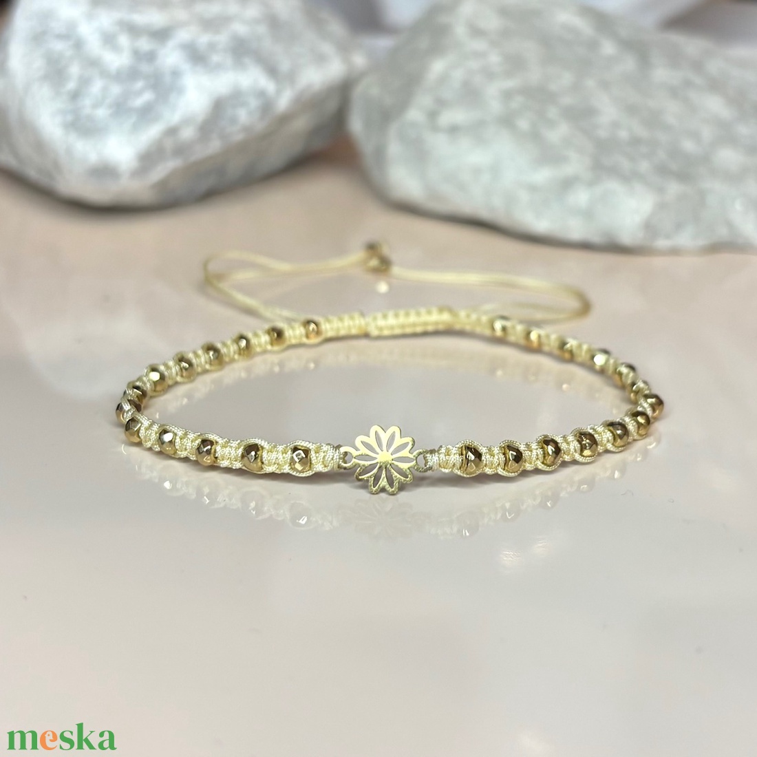 Csomózott makramé állítható méretű karkötő nemesacél virág dísszel és hematit gyöngyökkel - ékszer - karkötő - ásványkarkötő - Meska.hu