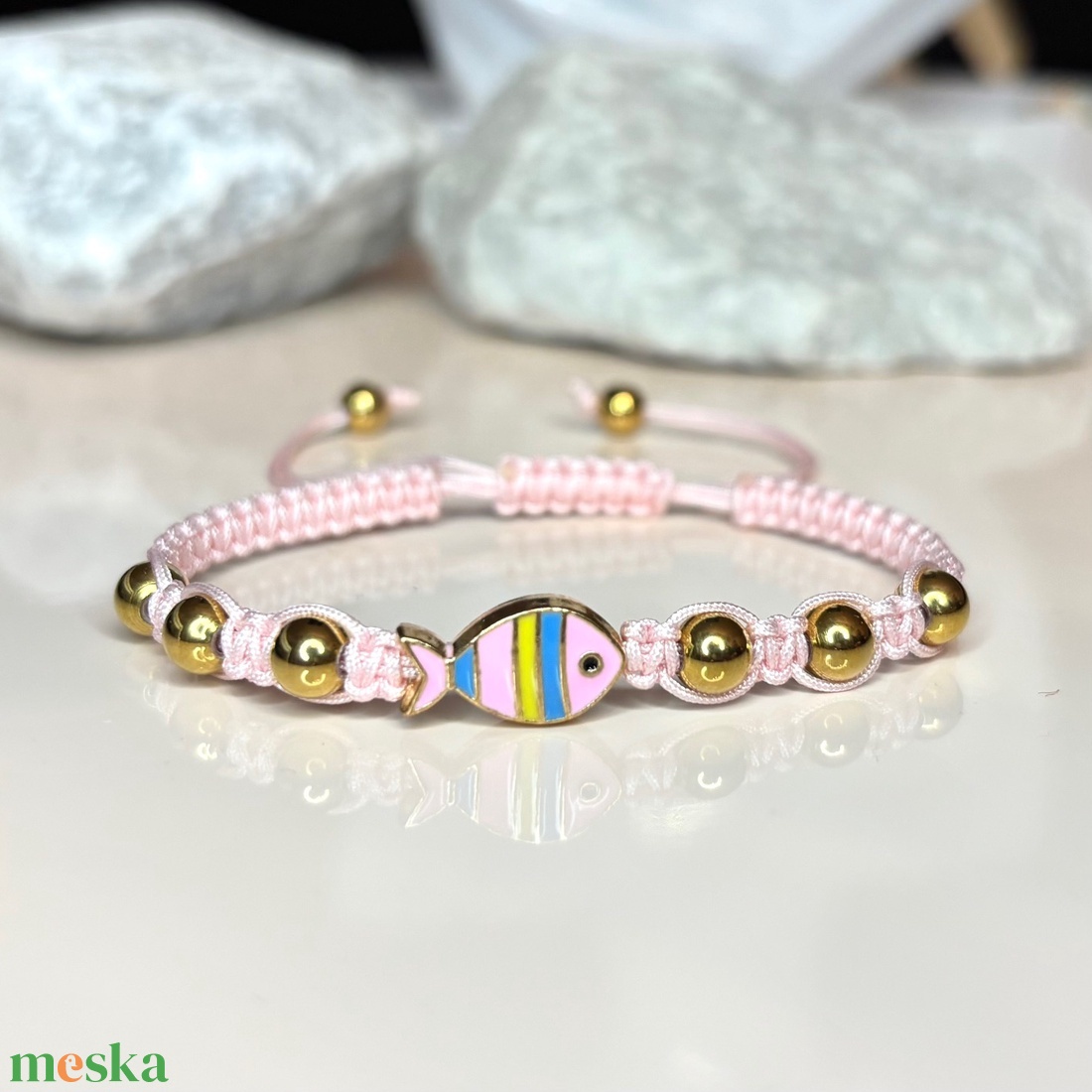 Csomózott makramé állítható méretű halacskás medálos arany színű hematit gyöngyökkel rózsaszín - ékszer - karkötő - ásványkarkötő - Meska.hu