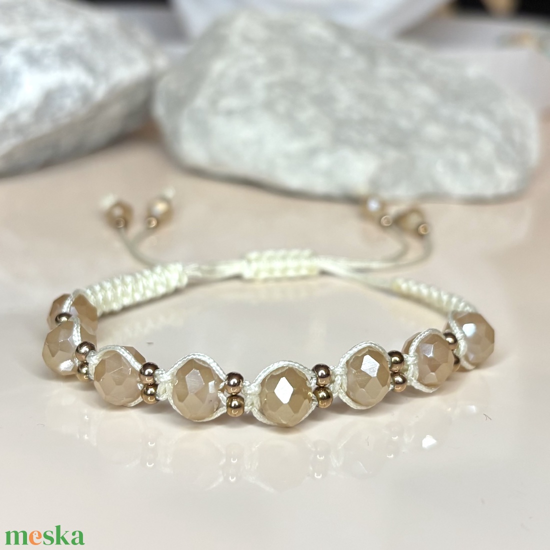 Csomózott makramé állítható méretű karkötő csiszolt gyöngyökkel nude - ékszer - karkötő - fonott karkötő - Meska.hu