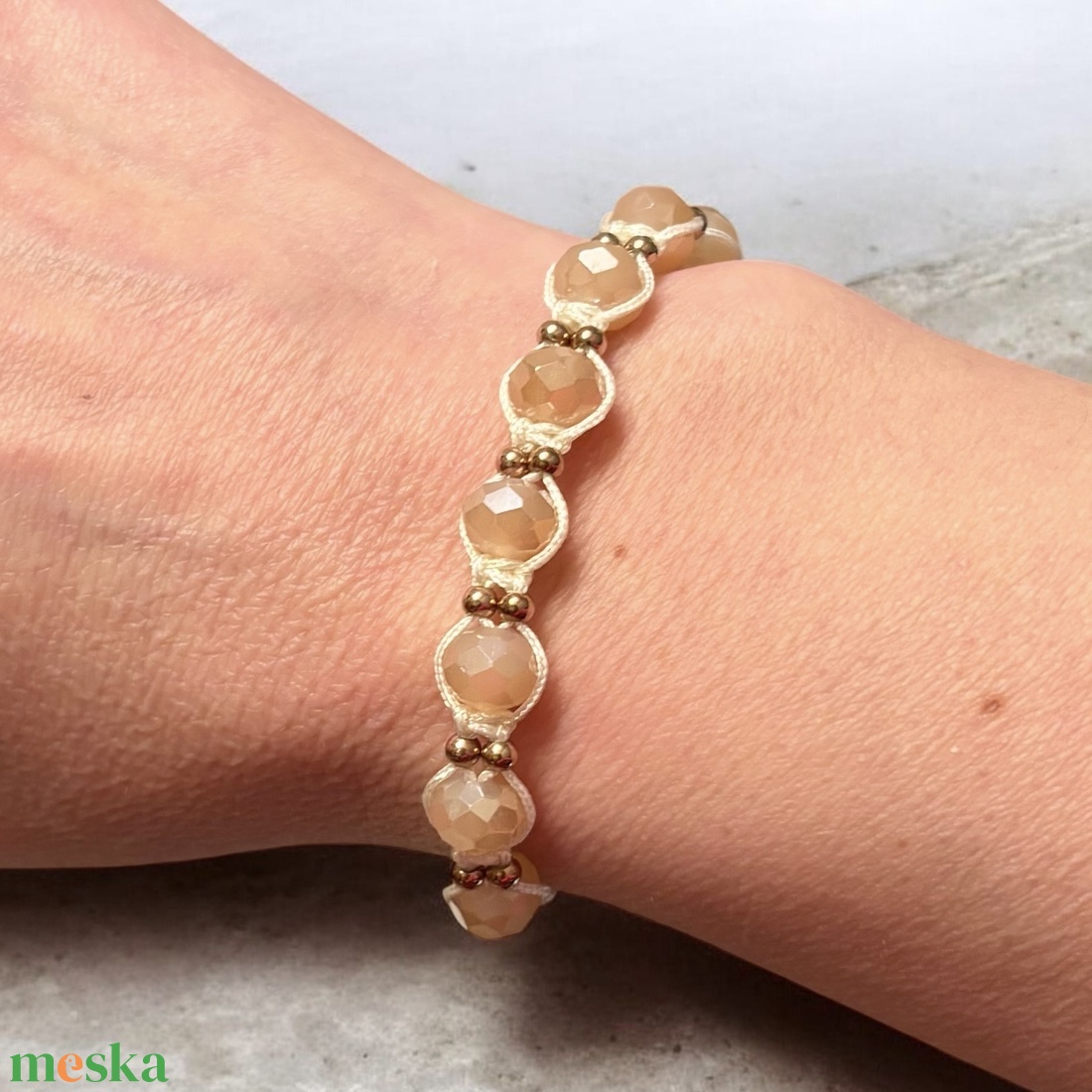 Csomózott makramé állítható méretű karkötő csiszolt gyöngyökkel nude - ékszer - karkötő - fonott karkötő - Meska.hu