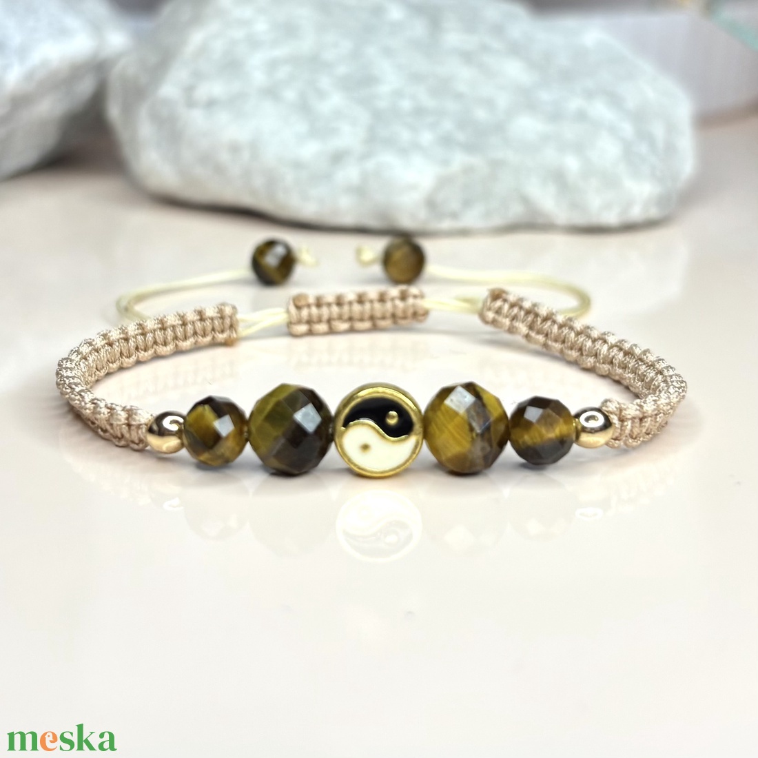 Csomózott makramé állítható méretű karkötő csiszolt tigrisszem ásványgyöngyökkel jing jang medállal - ékszer - karkötő - fonott karkötő - Meska.hu