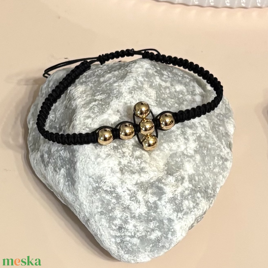 Csomózott makramé állítható méretű karkötő kereszt hematit ásványgyöngyökkel  - ékszer - karkötő - fonott karkötő - Meska.hu