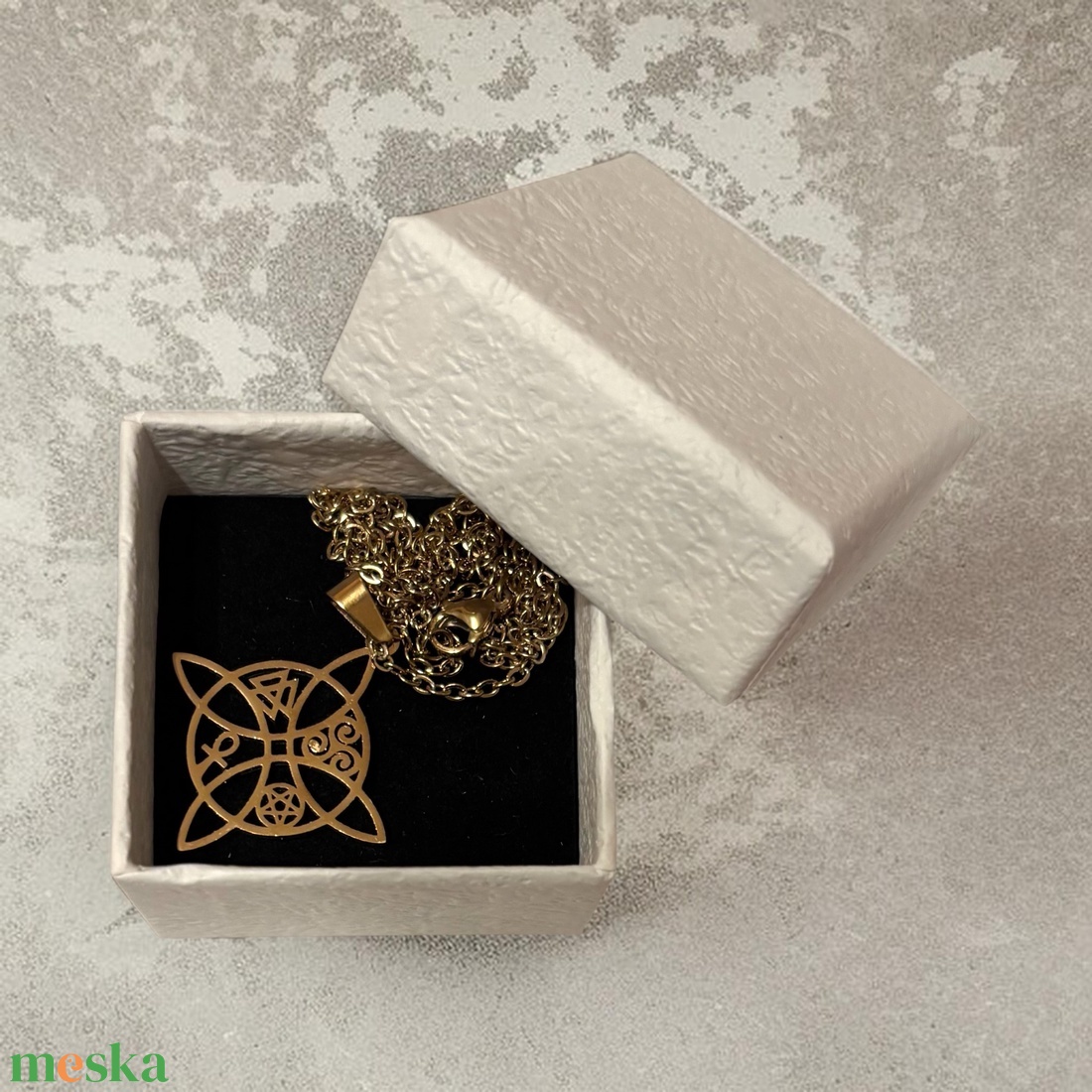 Nemesacél kelta csomó szimbólum medálos nyaklánc ajándékdobozzal arany - ékszer - nyaklánc - medálos nyaklánc - Meska.hu