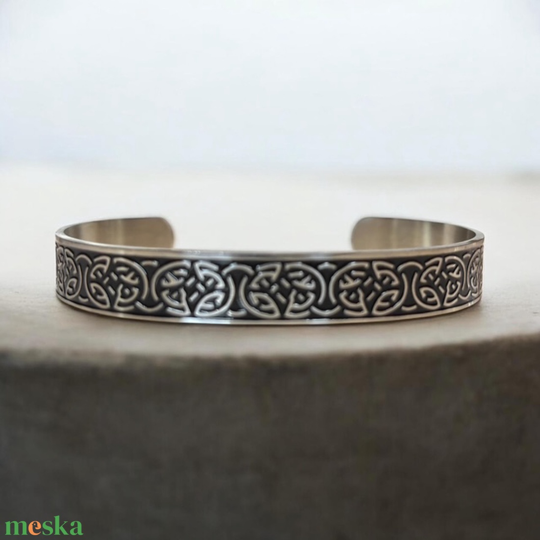 Kelta csomó mintás nemesacél karkötő karperec ajándékdobozzal (ezüst-fekete) 5731373 - ékszer - karkötő - karperec - Meska.hu