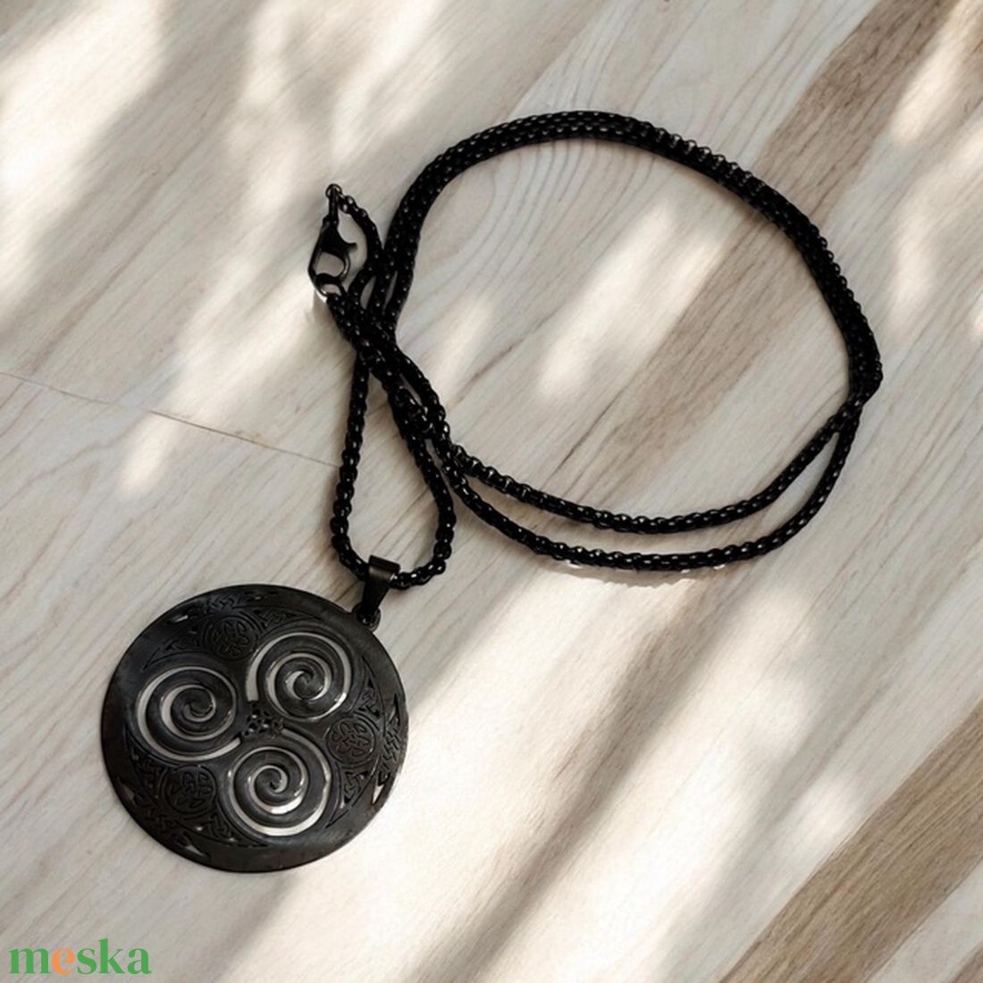 Fekete nemesacél Kelta triszkelész medálos nyalánc ajándékdobozzal 5731457 - ékszer - nyaklánc - medálos nyaklánc - Meska.hu