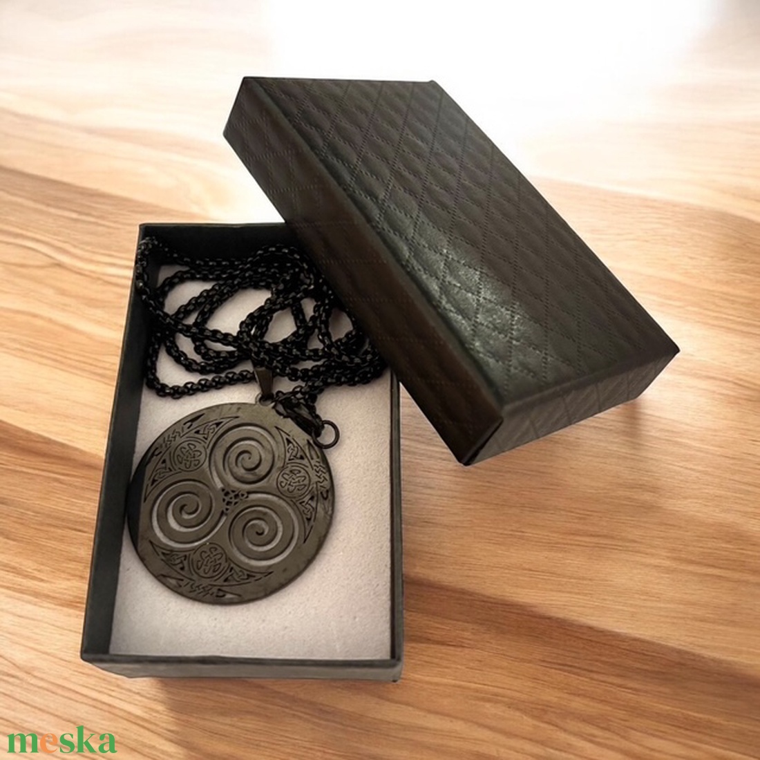 Fekete nemesacél Kelta triszkelész medálos nyalánc ajándékdobozzal 5731457 - ékszer - nyaklánc - medálos nyaklánc - Meska.hu