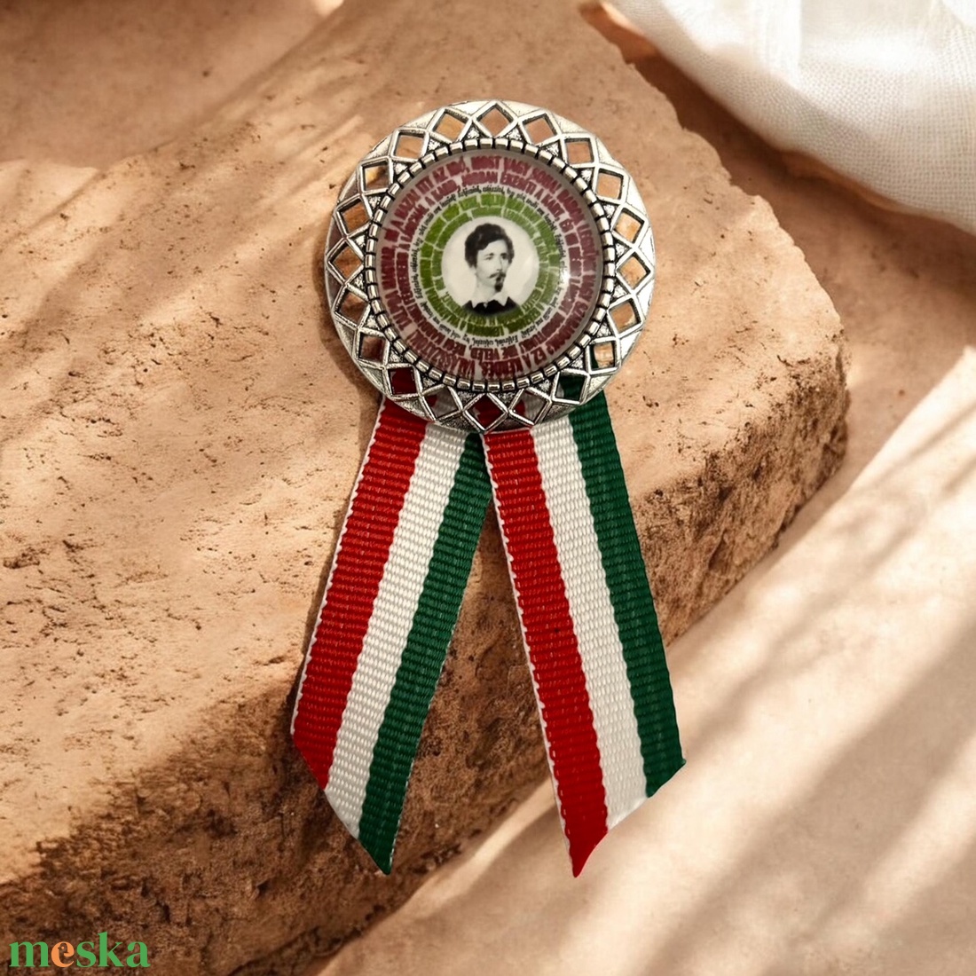 Üveglencsés kokárda Petőfi arcképével Március 15 ezüst keretes  - ékszer - kitűző és bross - Meska.hu