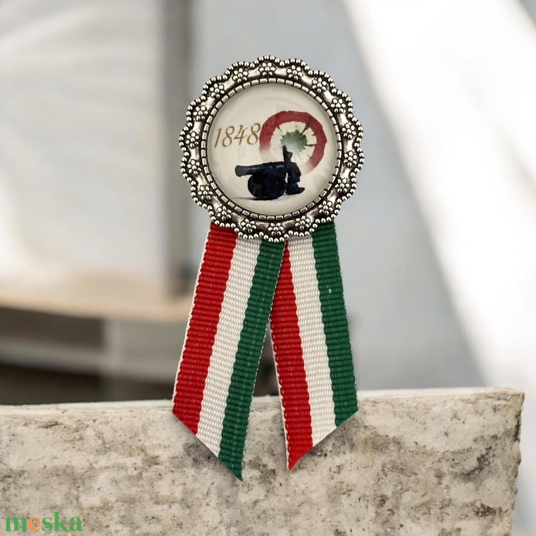 Üveglencsés kokárda forradalom szabadságharc jelképével  - ékszer - kitűző és bross - Meska.hu