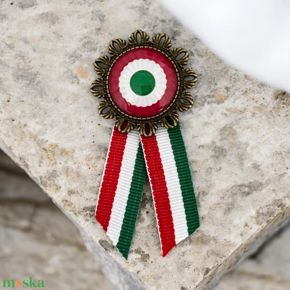 Üveglencsés kokárda március 15 magyar nemzeti ünnep - ékszer - kitűző és bross - Meska.hu