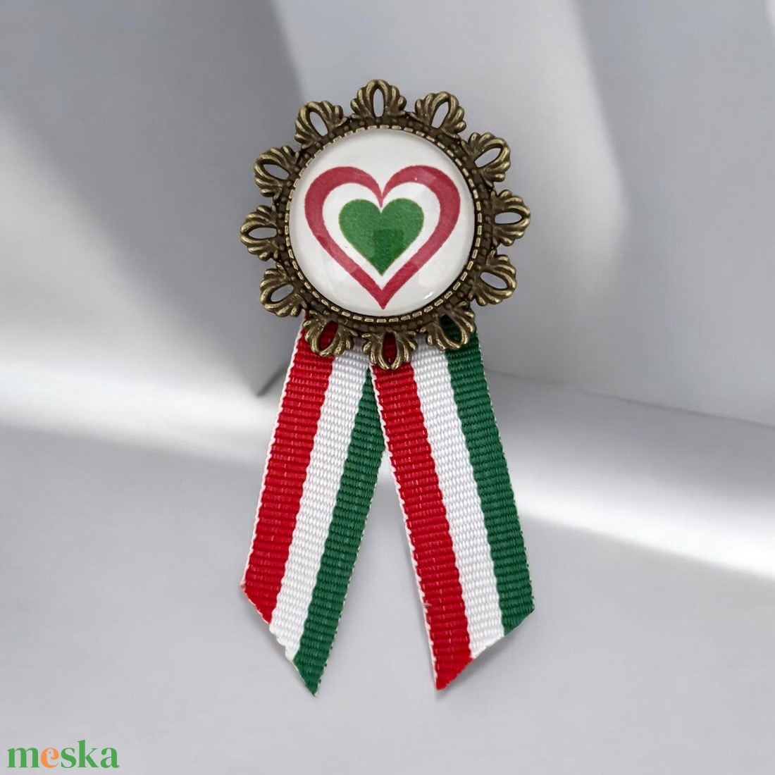 Üveglencsés kokárda március 15 nemzeti színű szív szimbólummal - ékszer - kitűző és bross - Meska.hu
