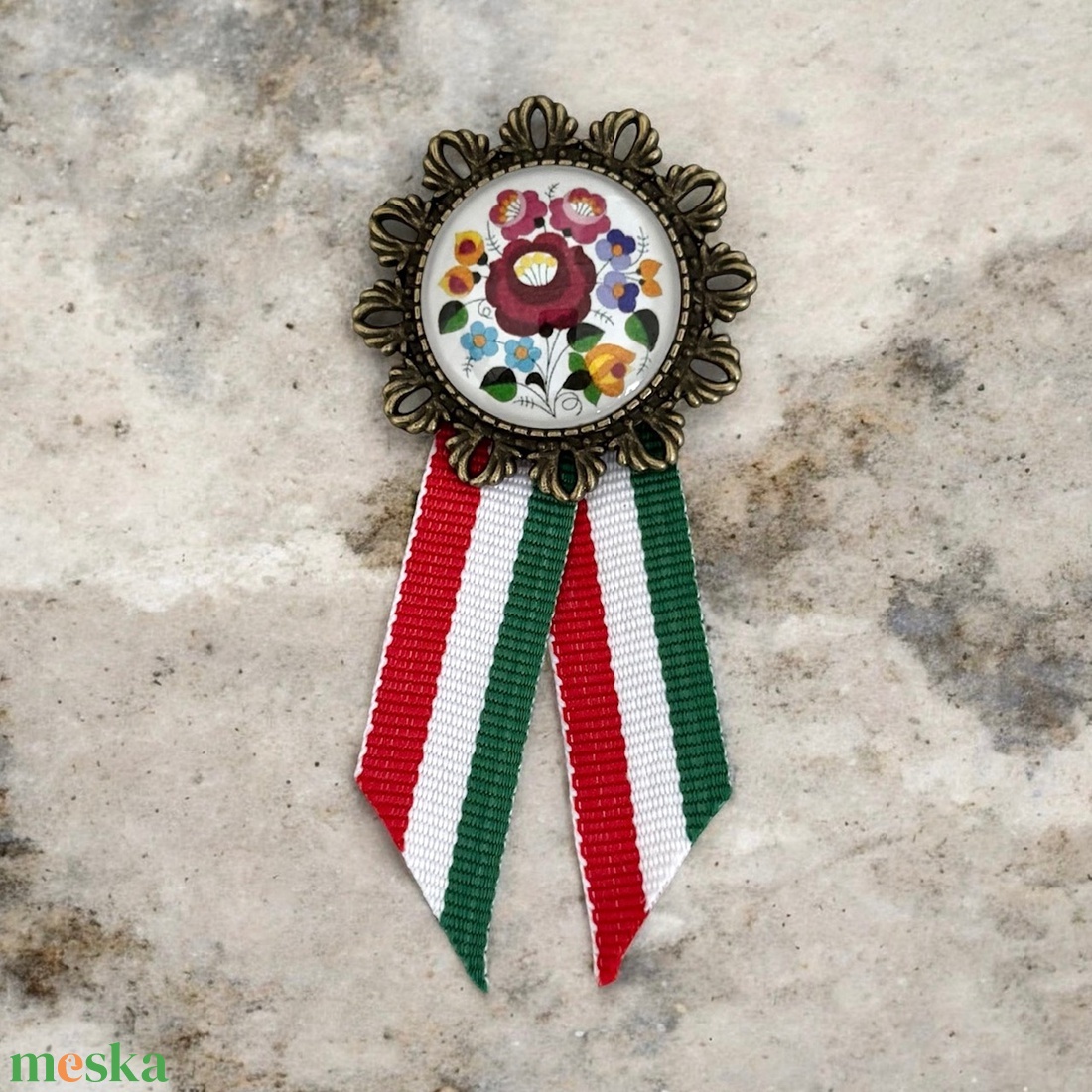 Üveglencsés kokárda kalocsai virág mintás bronz - ékszer - kitűző és bross - Meska.hu