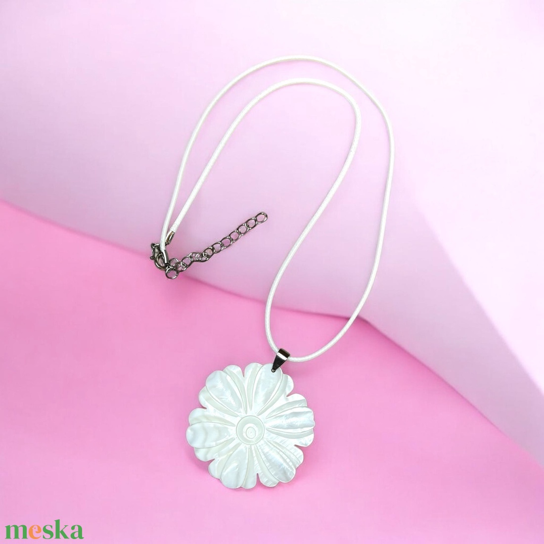 Kagylóhéj virág medál viaszolt zsinóros nyaklánccal ajándékdobozzal - ékszer - nyaklánc - medálos nyaklánc - Meska.hu