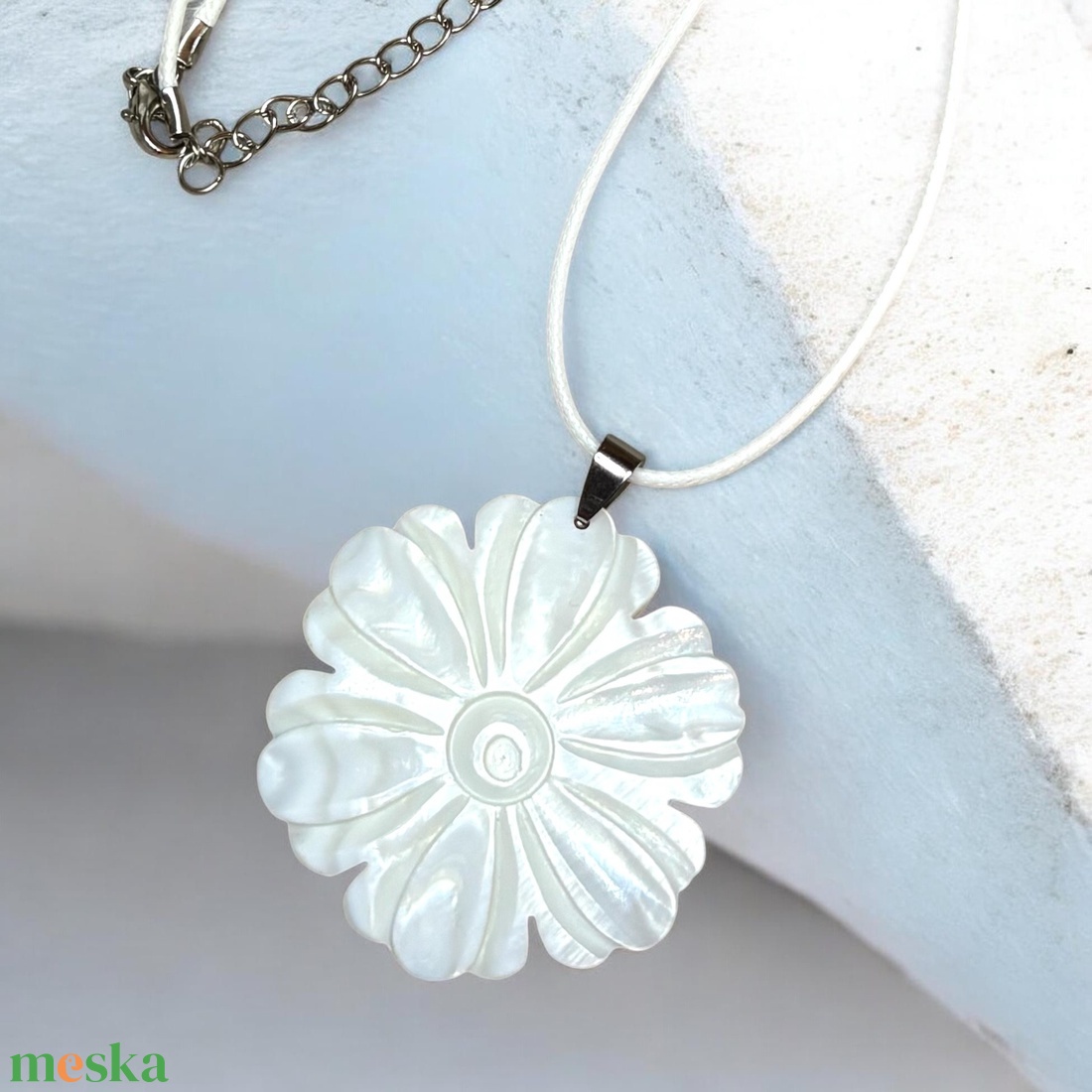 Kagylóhéj virág medál viaszolt zsinóros nyaklánccal ajándékdobozzal - ékszer - nyaklánc - medálos nyaklánc - Meska.hu