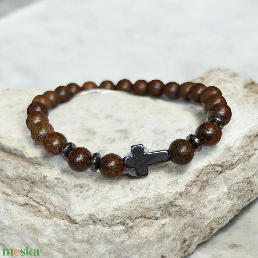 Stílusos divatos férfi fa gyöngykarkötő hematit kereszt medállal 18 cm - ékszer - karkötő - ásványkarkötő - Meska.hu