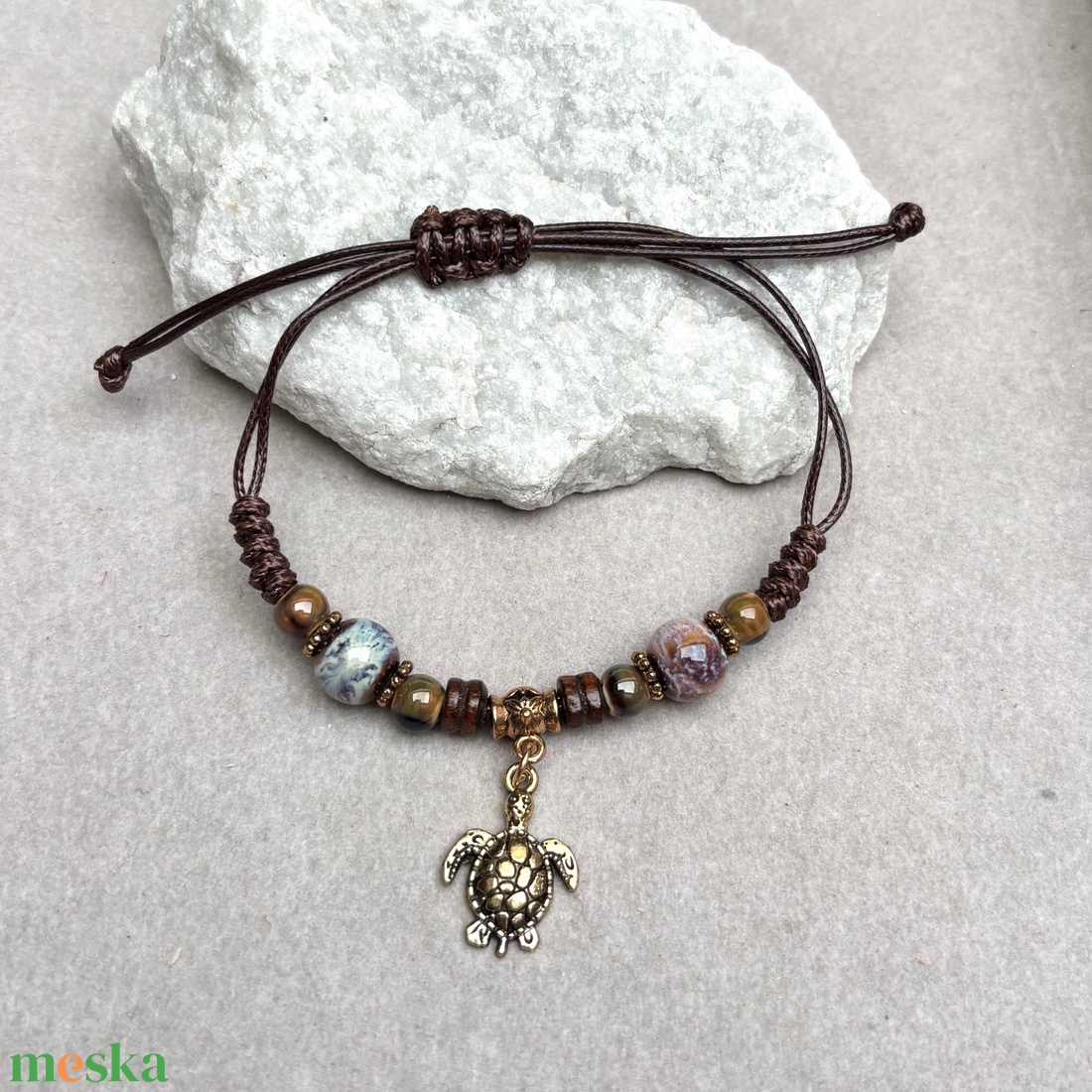 Csomózott makramé állítható méretű karkötő teknős charm - ékszer - karkötő - fonott karkötő - Meska.hu