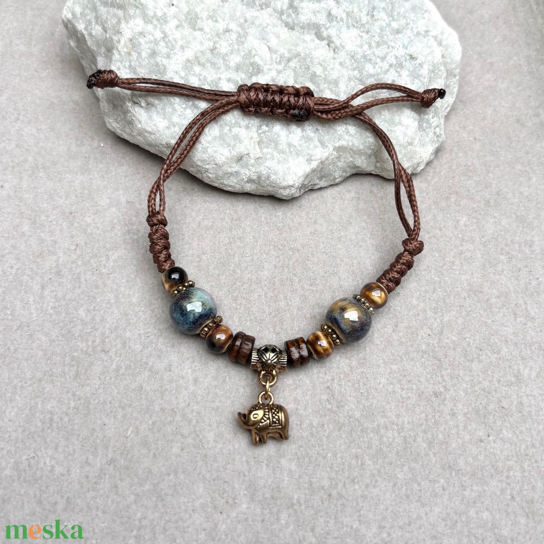 Csomózott makramé állítható méretű karkötő elefánt charm - ékszer - karkötő - fonott karkötő - Meska.hu