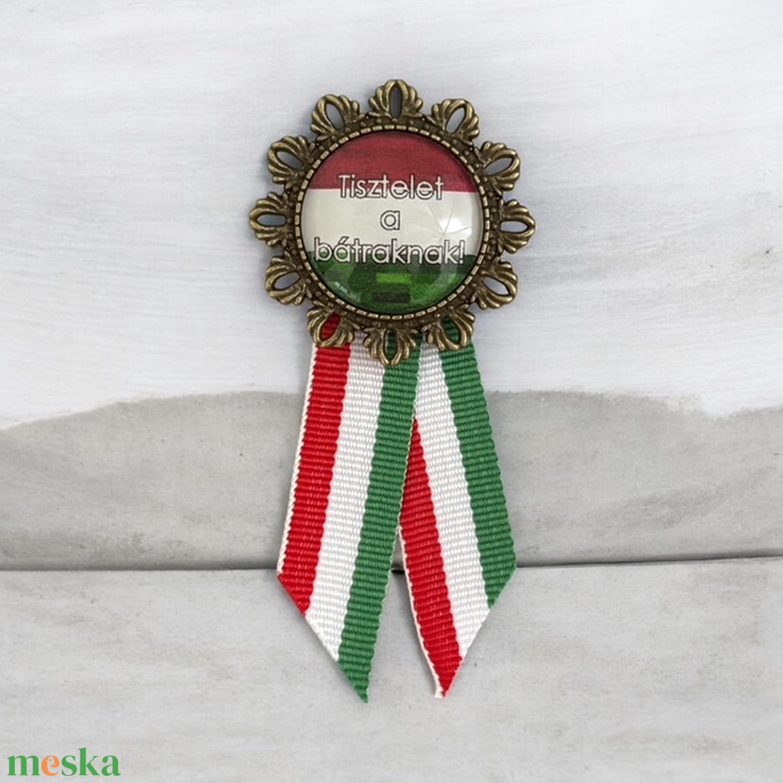 Üveglencsés kokárda Tisztelet a bátranak felirattal zászló mintával bronz - ékszer - kitűző és bross - Meska.hu