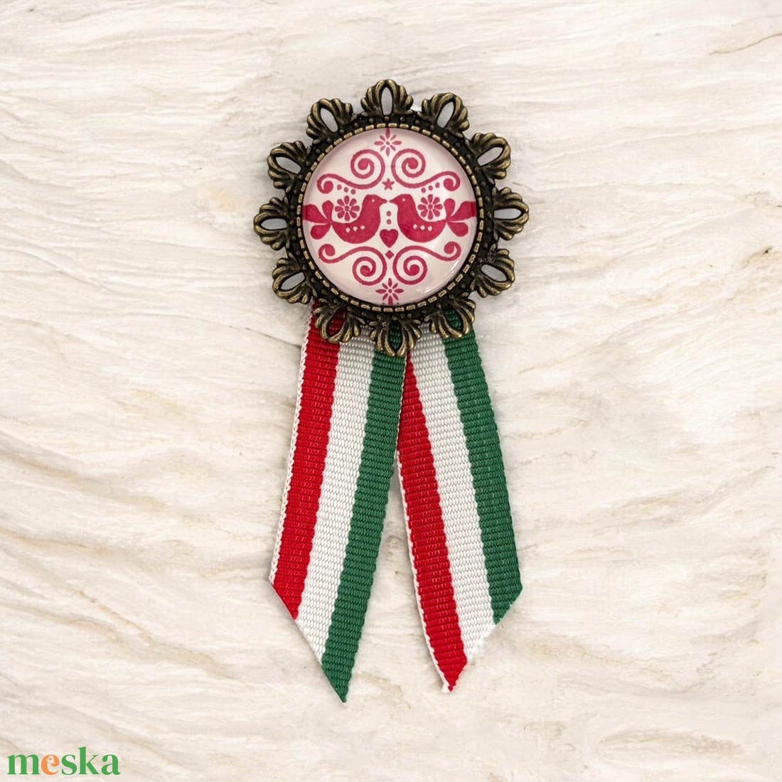 Üveglencsés kokárda március 15 népi motívummal bronz - ékszer - kitűző és bross - Meska.hu