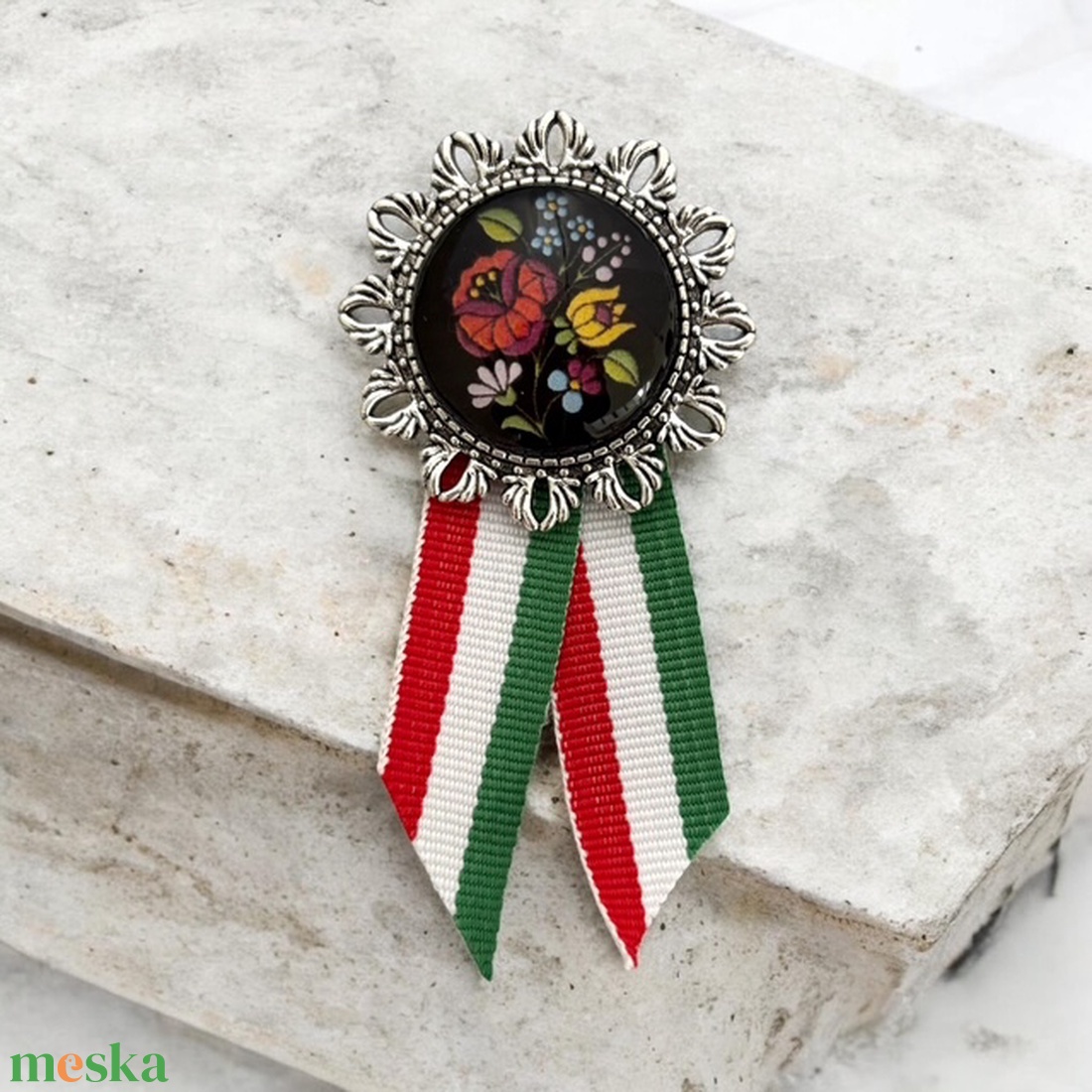 Üveglencsés kokárda fekete kalocsai mintával ezüst - ékszer - kitűző és bross - Meska.hu