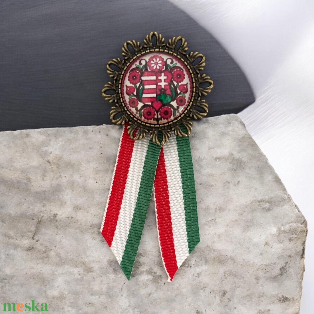 Üveglencsés kokárda március 15 címeres virág motívummal bronz - ékszer - kitűző és bross - Meska.hu
