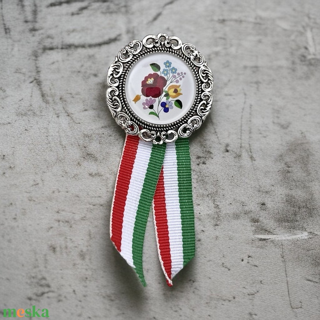 Üveglencsés kokárda kalocsai mintával ezüst 001 - ékszer - kitűző és bross - Meska.hu