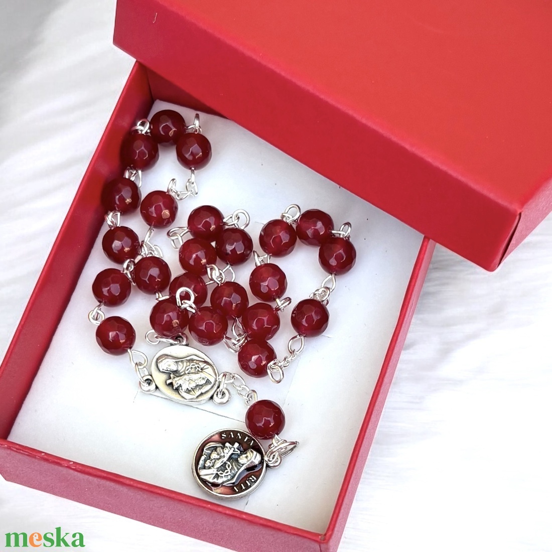 Speciális Szent Rita csiszolt vörös kalcedon ásvány rózsafüzér ajándékdobozzal - otthon & életmód - vallás - lánc & füzér - Meska.hu