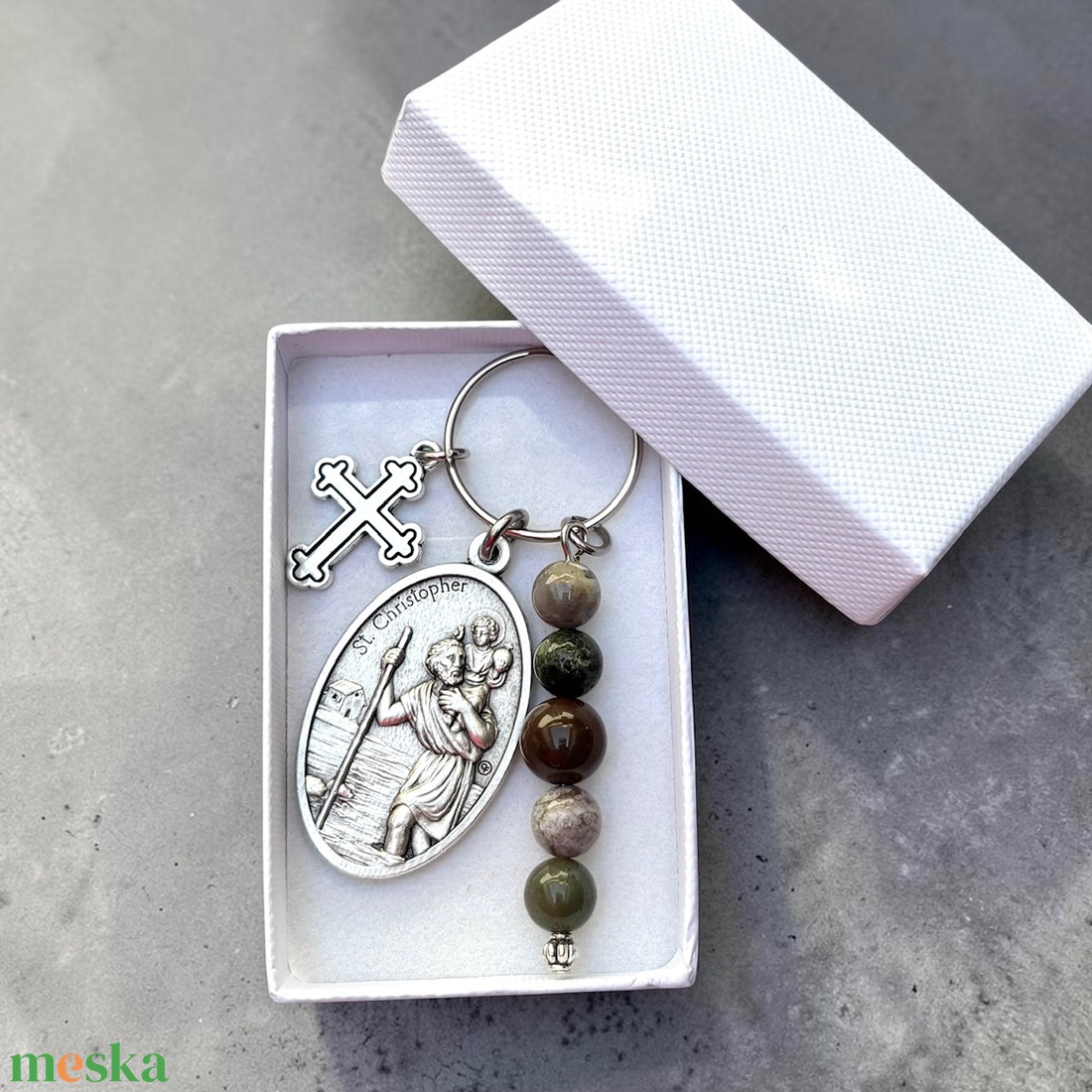 Szent Kristóf védelmező amulett kulcstartó indiai achát ásványgyöngyökkel kereszt charm medállal 001 - táska & tok - kulcstartó & táskadísz - kulcstartó - Meska.hu