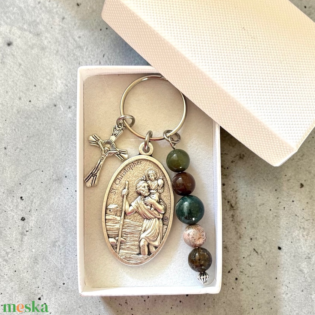 Szent Kristóf védelmező amulett kulcstartó indiai achát ásványgyöngyökkel kereszt charm medállal 002 - táska & tok - kulcstartó & táskadísz - kulcstartó - Meska.hu